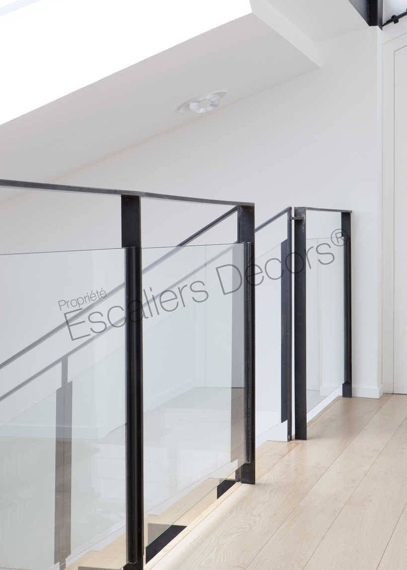 Photo DT127 - Garde-corps d'intérieur contemporain en métal et verre pour un intérieur design type loft. Vue 2